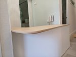 mostrafor-con-curva-lacado-blanco-con tapa-de madera 3